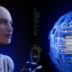 Oberkörper eines Roboters mit menschlichem Gesicht, ähnlich einer Maske. Daneben virtuelle, helle, neuronale Verbindungen in Form einer blauen Kugel.